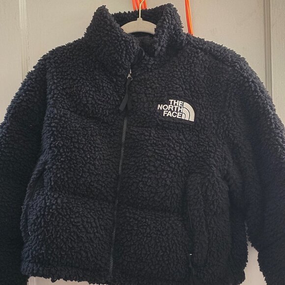 The North Face Nuptse cropped high pile fleece down jacket in black - Picture 1 of 2